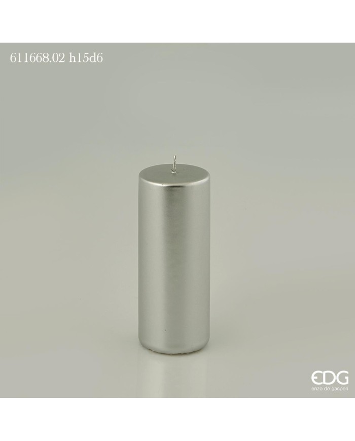 Candela moccolo. cera. col. argento. dimensioni: h. 15 diametro 6 metallizzata.