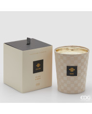 Candela Cuir con profumo, 1400 gr, profumazione Foresta nera , col. panna, durata 75 ore, alt. 18 cm  in elegante scatola regalo