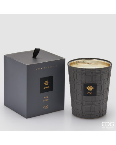 Candela Cuir , 1400 gr, profumazione Pepe nero , col. grigio fumo, durata 75 ore, alt. 18 cm  in elegante scatola regalo