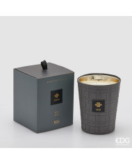 Candela Cuir , 900 gr, profumazione Pepe nero , col. grigio fumo, durata 65 ore, alt. 16 cm  in elegante scatola regalo