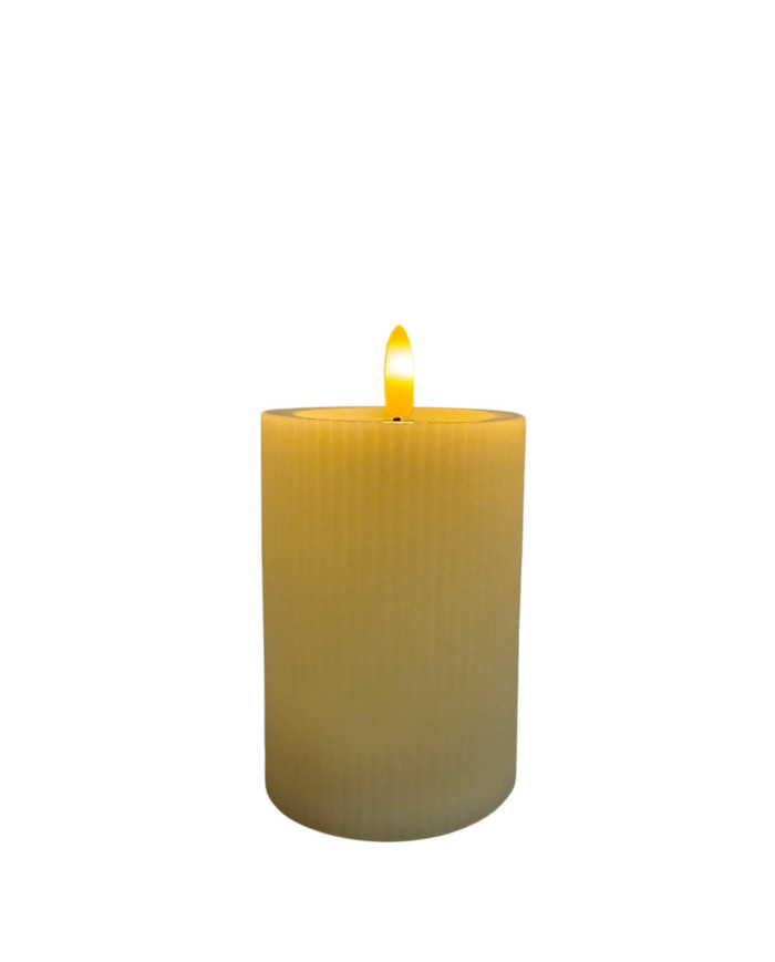 Candela rigata led, in-out, avorio, diam. 7.5 cm, h. 10 cm, bianco caldo , batterie:2AA non incluse Candela rigata led, in-out, avorio, diam. 7.5 cm, h. 10 cm, bianco caldo , batterie:2AA non incluse